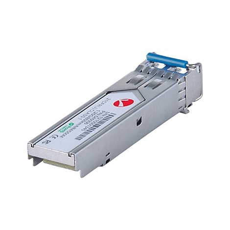 Ein silbernes SFP-Transceiver-Modul mit einem blauen Entriegelungshebel auf weißem Hintergrund.