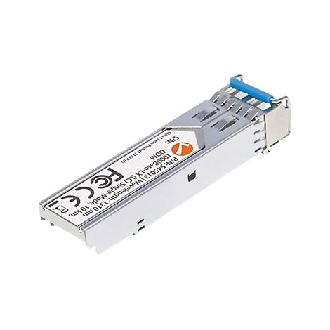 SFP-Glasfaser-Transceiver aus Metall mit blauem Entriegelungshebel und technischem Etikett auf weißem Grund.