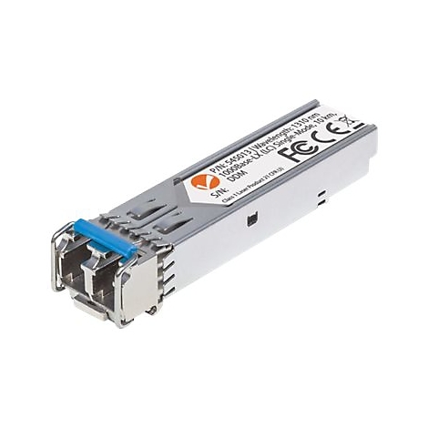 Ein silberner SFP-Transceiver-Modul mit blauem Hebel und weißem Etikett vor weißem Hintergrund.