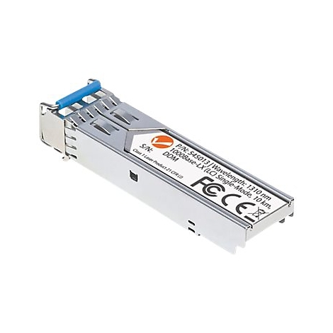 Silbernes SFP-Modul mit blauem Hebel und weißem Produktetikett vor weißem Hintergrund.