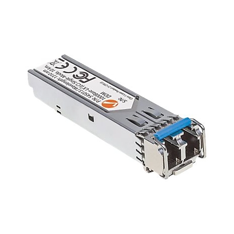Ein metallisches SFP-Transceiver-Modul mit blauem Entriegelungshebel vor weißem Hintergrund.