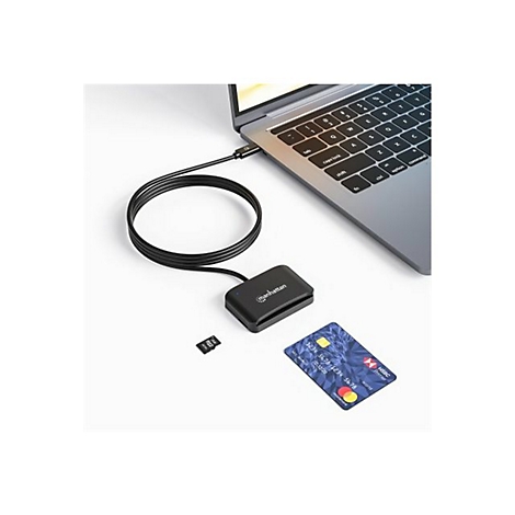 Manhattan Kartenlesegerät an einem Laptop angeschlossen, mit SD-Karte und Kreditkarte daneben auf weißem Tisch.