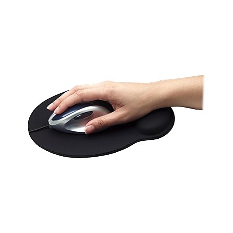 Hand bedient eine silberne Computermaus auf einem schwarzen Mauspad mit Handgelenkstütze.
