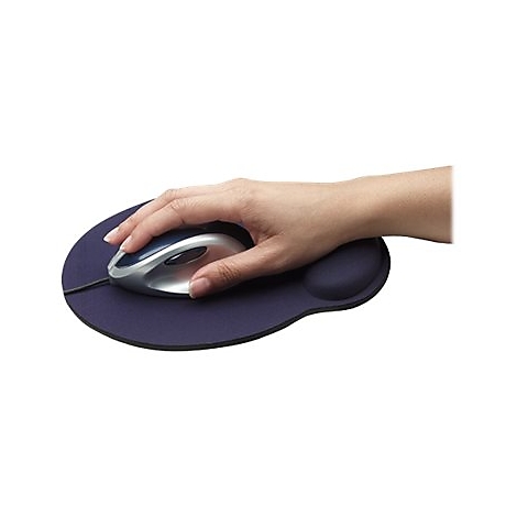 Hand bedient eine silberne Computermaus auf einem dunkelblauen Mauspad mit integrierter Handgelenkauflage.