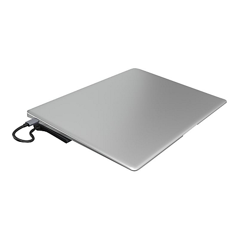 Silberner Laptop mit schwarzem Anschlusskabel, leicht schrÃ¤g von oben fotografiert.