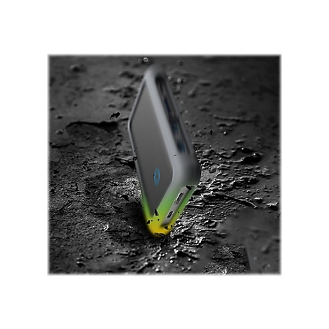 Smartphone in Schutzhülle liegt auf dunklem Untergrund mit Wasserspritzern. Die Hülle ist grün und gelb beleuchtet.