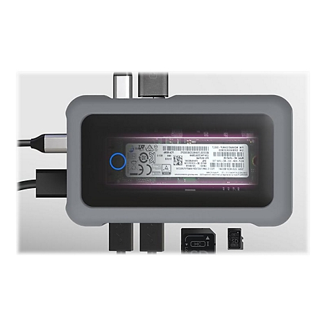 Grauer USB-C-Hub mit verschiedenen Anschlüssen, einschließlich SD-Kartenleser. Im Inneren ist eine Platine mit Texten sichtbar.