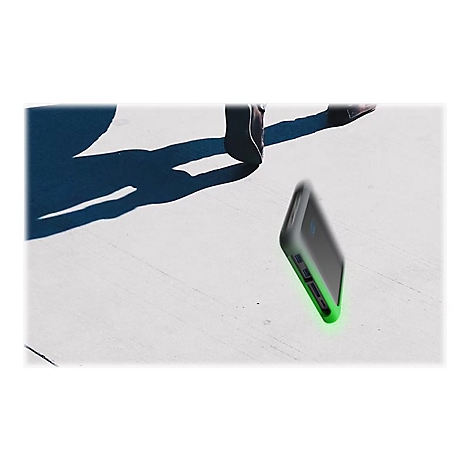 Ein fallendes Smartphone mit leuchtendem grünen Rand. Person im Hintergrund, Betonboden.