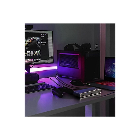 Schreibtisch mit Gaming-ZubehÃ¶r: PC, Monitor, Laptop, Controller, KopfhÃ¶rer. Lila Licht.