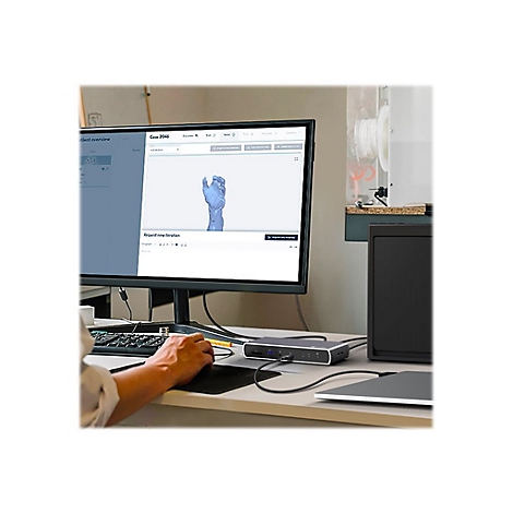 Person am Computer mit einem 3D-Modell einer Hand auf dem Bildschirm. PeripheriegerÃ¤te wie Tastatur und Maus liegen auf dem Schreibtisch.