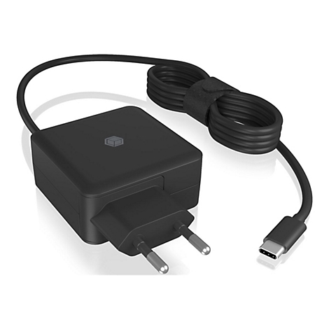 Ein schwarzes Netzteil mit Kabel und USB-C-Anschluss, isoliert auf weißem Hintergrund.