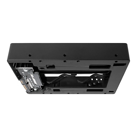Schwarzes ComputergehÃ¤use von unten, Details von AnschlÃ¼ssen und Ã–ffnungen. Der Hintergrund ist weiÃŸ.