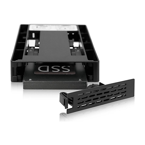 Schwarzes SSD-GehÃ¤use mit eingelegter SSD, daneben ein gelÃ¶ster schwarzer Rahmen mit LÃ¼ftungsschlitzen. Auf der SSD steht deutlich SSD.