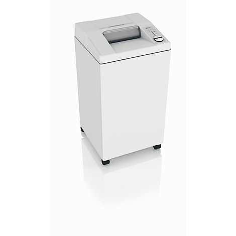 Weißer Aktenvernichter auf weißem Hintergrund. Oberseite mit Papiereinzug, Bedienfeld. Eckige Form, schwarze Füße.