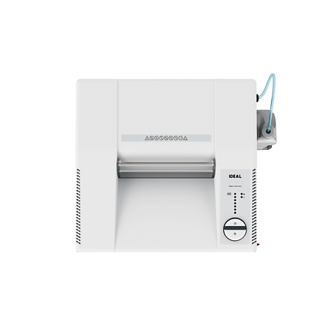 Weiße, rechteckige Maschine mit einem Walzenbereich, Bedienelementen und einem blauen Schlauch. Aufschrift: IDEAL, AD0000000A.