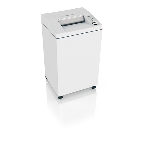 Ein weißer Aktenvernichter, rechteckig, auf glatter, reflektierender Oberfläche. Oben Einzug, Bedienfeld. Eckige Form.