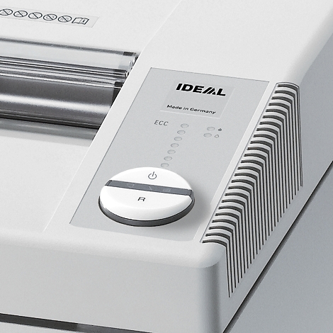 Detailansicht eines weißen Aktenvernichters. Auf einem grauen Bedienfeld sind die Marke "IDEAL" sowie ein runder, weißer Knopf zu sehen.