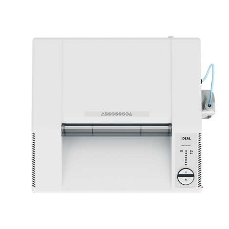 Weißes, rechteckiges Gerät mit "IDEAL" Beschriftung, Steuerung und blauer Schlauch. Oberhalb ein kleiner Schriftzug.