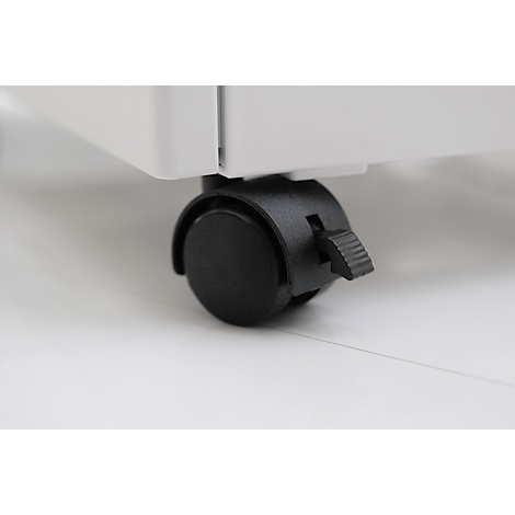 Nahaufnahme eines schwarzen Rollenrades unter einem weißen Möbelstück, mit schwarzem Feststellhebel. Der Untergrund ist weiß.