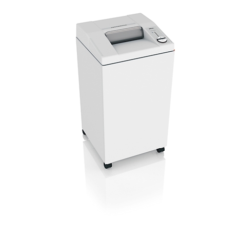 Witte papierversnipperaar. Bovenkant met gleuf, bedieningspaneel en handvat. Onderkant met zwarte voetjes. Weerspiegeling op witte achtergrond.