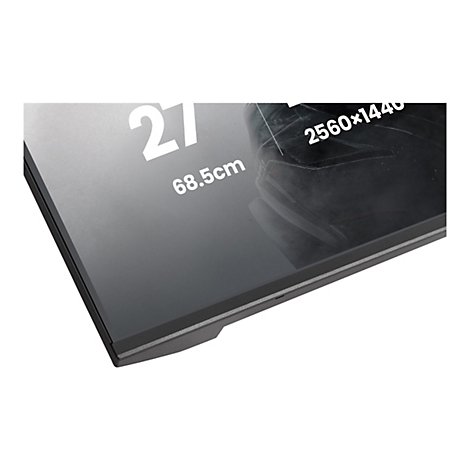 Nahaufnahme eines schwarzen Monitors mit Text: 27, 68,5 cm, 2560x1440. Ein graues Hintergrundbild ist zu sehen.