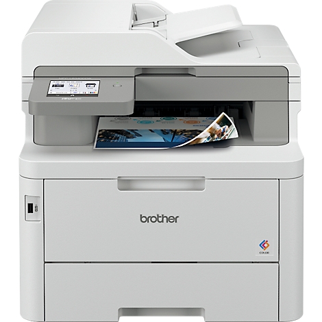 Imprimante multifonction Brother blanche avec impression couleur. Du papier imprimé se trouve dans le bac de sortie.