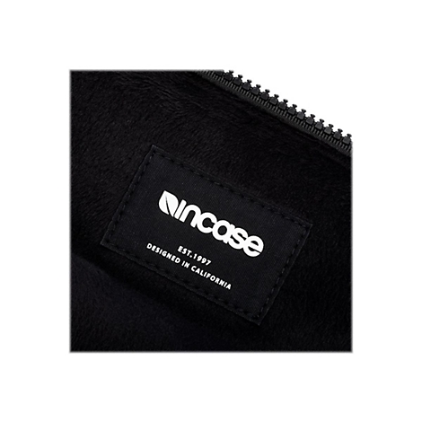 Detailaufnahme einer schwarzen Tasche mit Reißverschluss und einem Etikett mit dem weißen Logo "Incase".