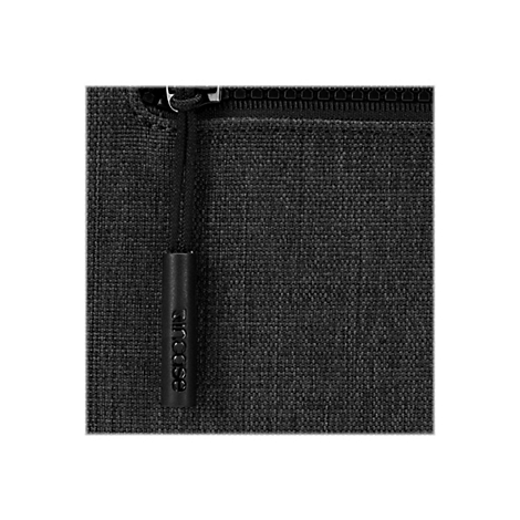 Detailaufnahme einer schwarzen Tasche mit Reißverschluss, Markenlogo, grobem Stoff. 