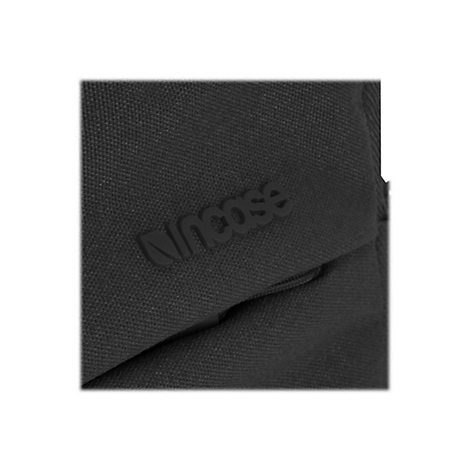 Detailaufnahme einer schwarzen Tasche mit dem Logo "Incase".