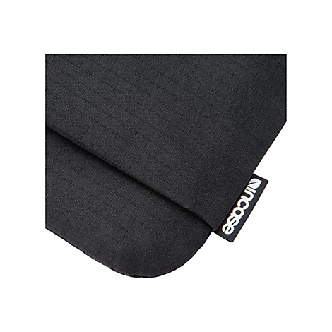 Detailaufnahme einer schwarzen Stoffhülle. Oben rechts ist das Logo von Incase in Weiß auf Schwarz zu sehen.