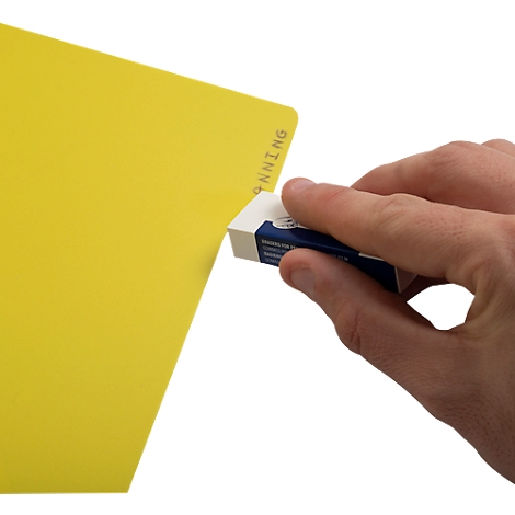 Een arm veegt met een gum een gele papieren pagina uit. Op het papier staat het woord "NNING".