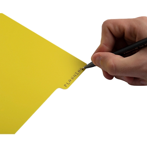 Een hand schrijft met een zwarte pen op een gele notitie, met het woord 'PLANNING' erop.