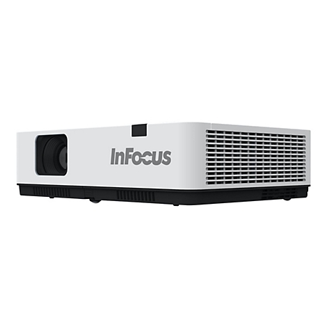 Ein weiÃŸer InFocus-Projektor. Der Projektor steht auf schwarzem Sockel. Auf der Seite steht InFocus.