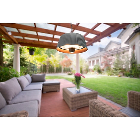 Hängelampe mit Heizfunktion über einer Terrasse, im Hintergrund ein Garten und ein Haus.