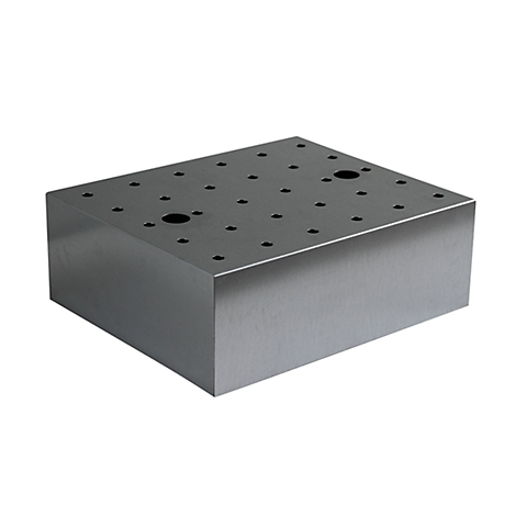 Un bloc de métal rectangulaire gris avec des trous sur le dessus.