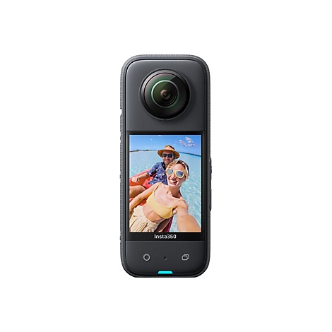 Schwarze Insta360 Kamera mit Display, das ein Paar im Boot zeigt, isoliert auf weißem Hintergrund.