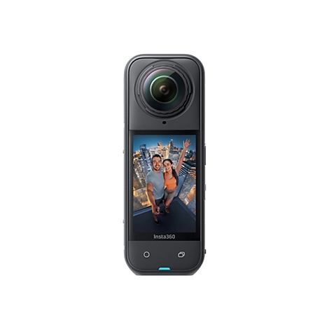 Insta360 Kamera mit Display, das ein Paar zeigt, das nachts vor einer beleuchteten Stadtkulisse ein Selfie macht.