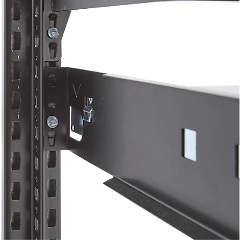 Close-up van een zwart serverrack met schroeven en metalen stutten.