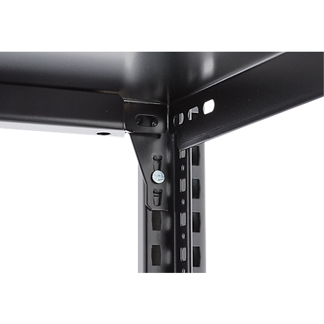 Zwarte hoek van de plank, metalen connector met schroef, close-up.