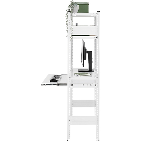 Witte plank met computer, toetsenbord, planten en planken.
