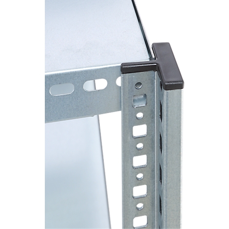 Close-up van een metalen schapconstructie met zwarte randbescherming.