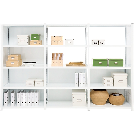 Witte stellingkast met verschillende dozen, mappen en manden op de planken.