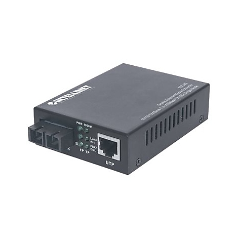 Schwarzer Intellinet Gigabit Ethernet Medienkonverter in der Schrägansicht vor weißem Hintergrund.