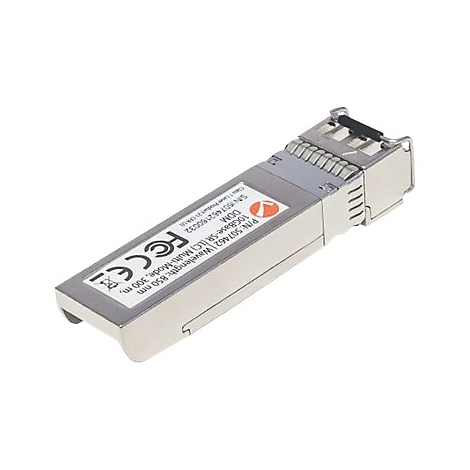Silberner SFP+ Glasfaser-Transceiver mit Aufkleber und Spezifikationen vor weißem Hintergrund.