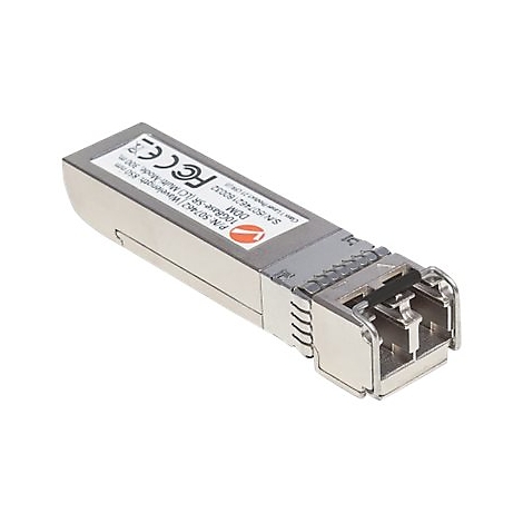Silberfarbenes SFP-Plus Transceiver-Modul mit weißem Etikett und technischen Spezifikationen.