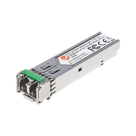 SFP-Modul mit silbernem Metallgehäuse und grünem Entriegelungshebel, Aufkleber mit technischen Details oben.