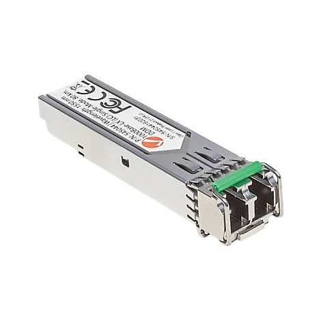 SFP-Glasfaser-Transceiver aus Metall mit grünem Entriegelungshebel und technischem Etikett auf weißem Grund.