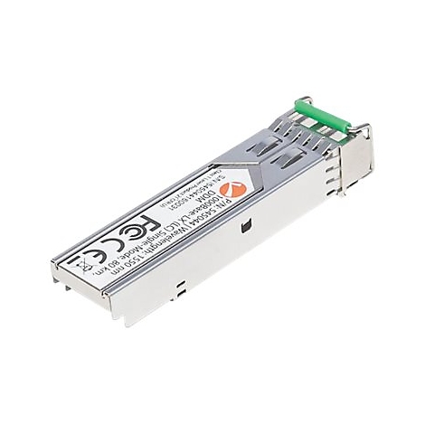 Ein silberner SFP-Transceiver mit grünem Bügel, Beschriftung und FCC-Logo vor weißem Hintergrund.