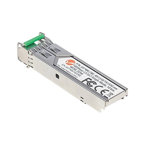 Ein metallischer SFP-Transceiver mit grünem Entriegelungshebel und einem Aufkleber mit technischen Daten.