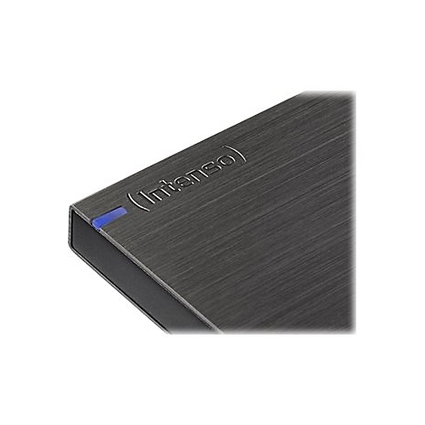 Nahaufnahme einer externen Festplatte mit gebürsteter Metalloberfläche. Der Schriftzug (Intenso) und eine blaue LED sind zu sehen.